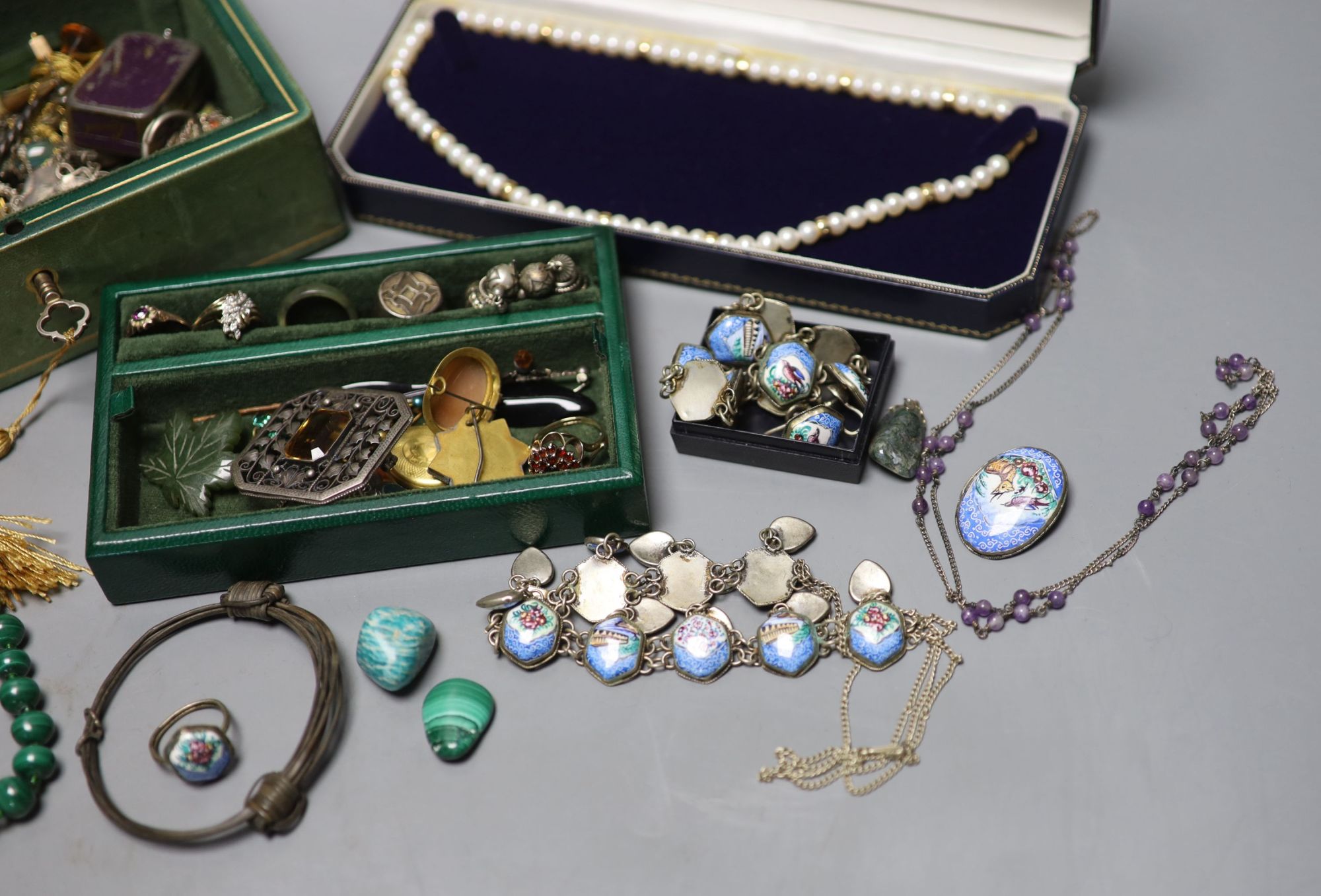 Assorted jewellery.